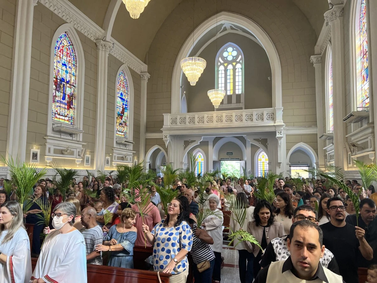 Domingo de Ramos na Catedral São Pedro, em Cachoeiro de Itapemirim por Diocese de Cachoeiro 