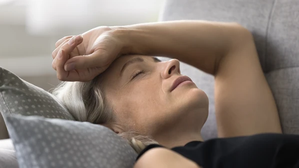 O processo costuma começar entre os 40 e 55 anos, mas pode ter início mais cedo, dependendo de fatores genéticos, estilo de vida e condições de saúde