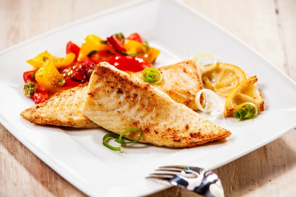 As versões assadas, cozidas e grelhadas ajudam a manter os nutrientes do peixe (Imagem: Stockcreations | Shutterstock)