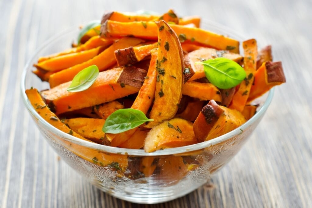 Batata-doce assada com ervas (Imagem: Alexandra Anschiz | Shutterstock)