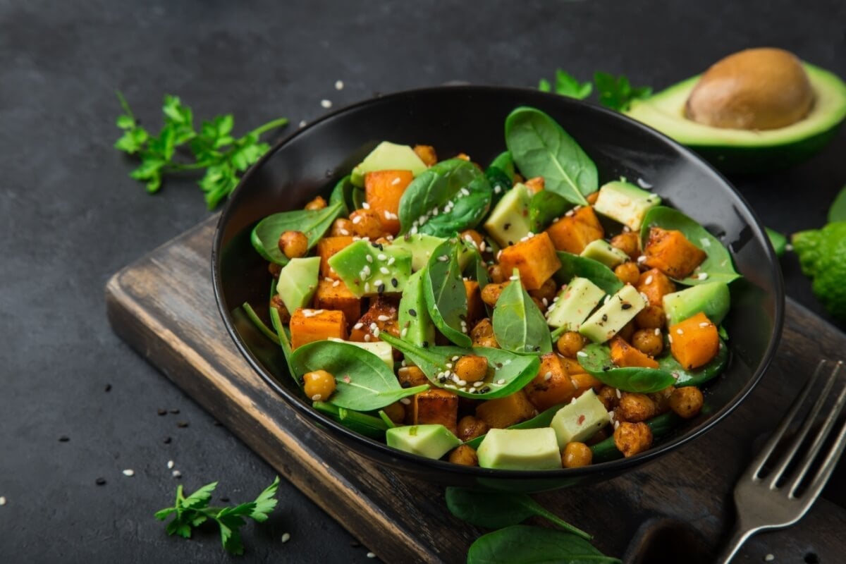 Salada de batata-doce com grão-de-bico, abacate e espinafre (Imagem: Anna Shepulova | Shutterstock)