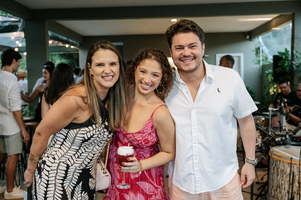  Flávia Vervloet e Henrique Gava com Mariah Assbu