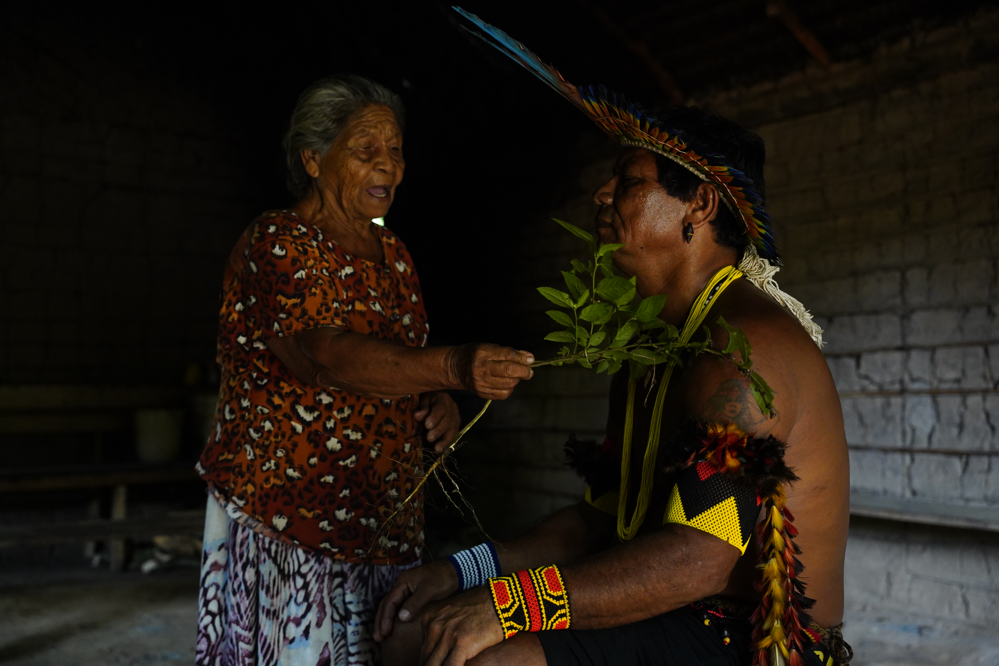 Pajé Keretxu Emdey em ritual com o cacique Kara'í Perú na aldeia Tekoa Mirim, em Aracruz