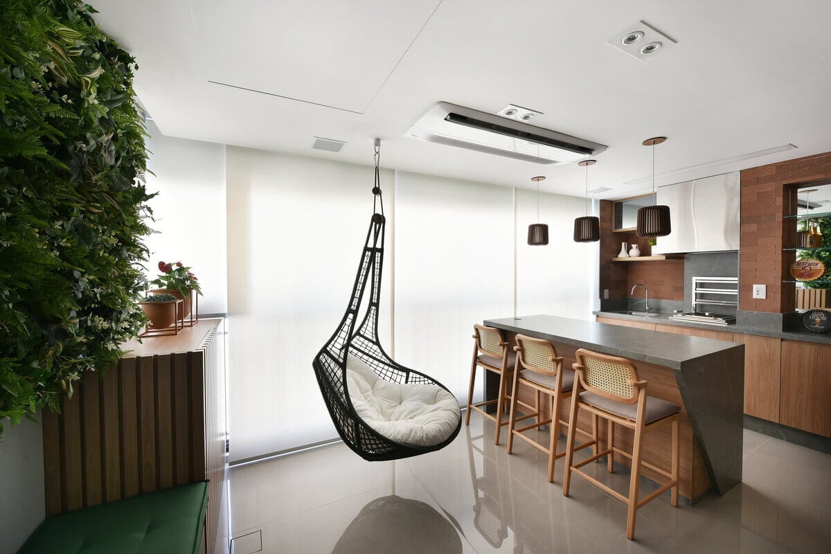 A poltrona suspensa é estilosa e funciona como uma peça decorativa de destaque (Projeto: Rosangela Pena Arquitetura| Imagem: Sidney Doll)