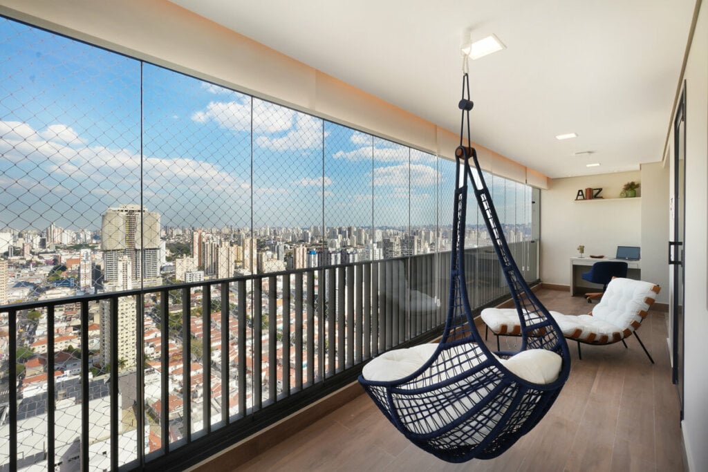 A poltrona suspensa precisa ser instalada em uma estrutura sólida para manter a segurança (Projeto: Rosangela Pena Arquitetura | Imagem: Sidney Doll)