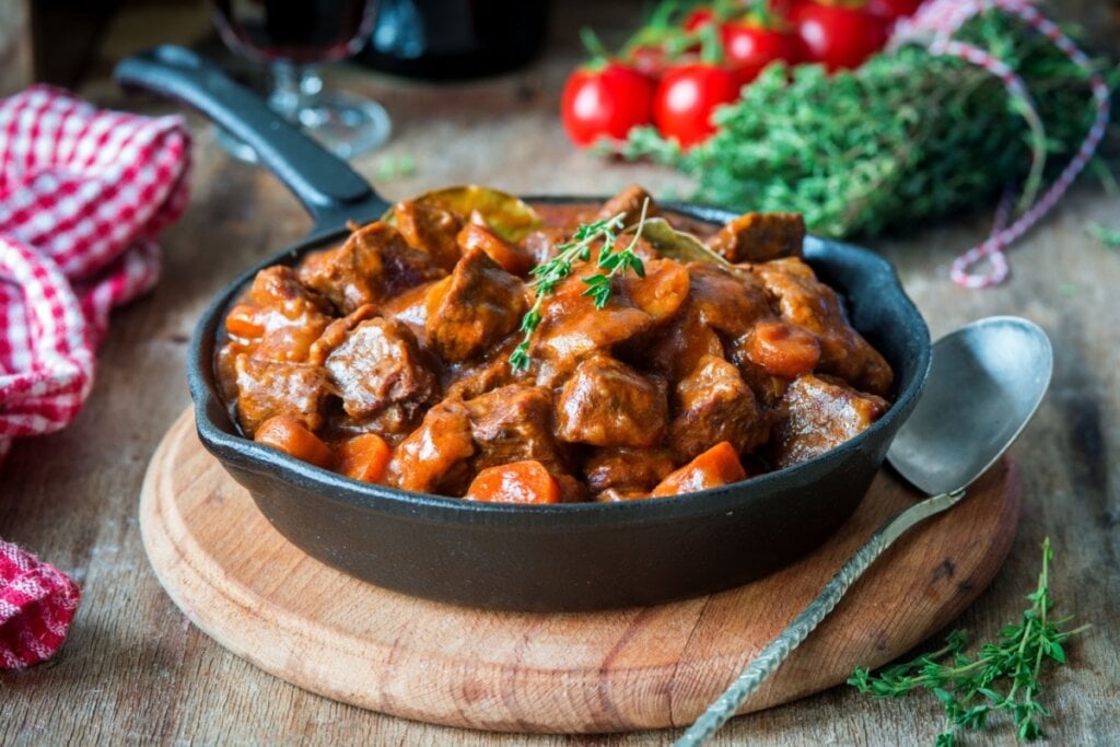 Carne de panela com cacau (Imagem: Irina Meliukh | Shutterstock)