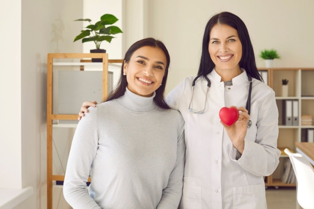 Cuidar do coração na juventude fortalece a saúde a longo prazo, especialmente em quem tem antecedentes familiares (Imagem: Studio Romantic | Shutterstock)