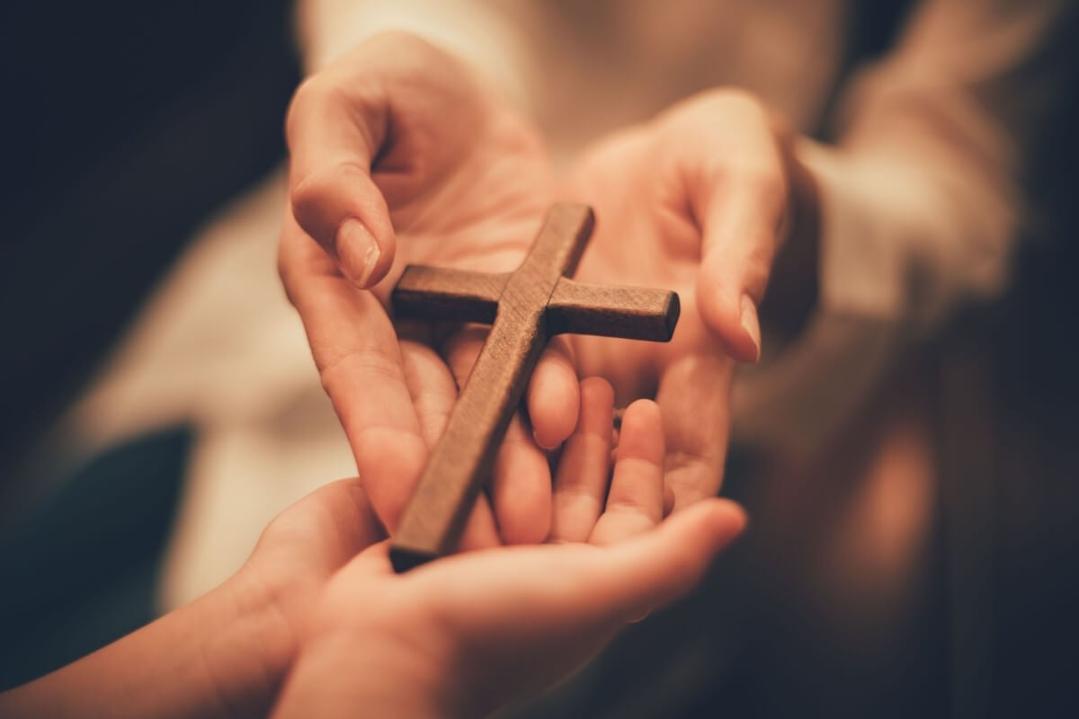 Orações marcam a reflexão sobre a paixão, a morte e a ressurreição de Cristo (Imagem: PUWADON SANG | Shutterstock) 