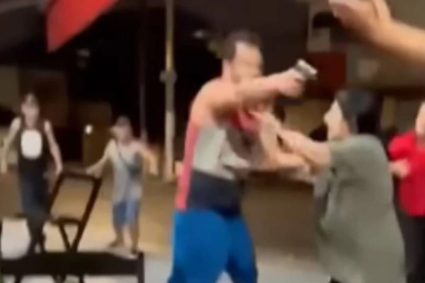 Momento em que Lincoln Karteson Quirino Ferreira começa a atirar em João Gabriel dos Reis Santori, que tentava fugir após briga em adega