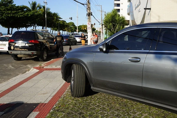 Operação da Receita Federal e da Polícia Federal - crime fiscal - Edifício Nacif Alcure, orla de Itaparica, VV por Fernando Madeira