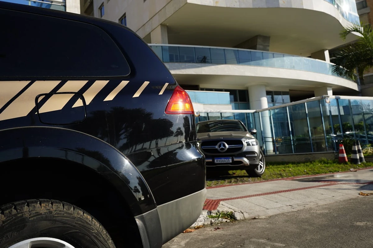 Operação da Receita Federal e da Polícia Federal - crime fiscal - Edifício Nacif Alcure, orla de Itaparica, VV por Fernando Madeira