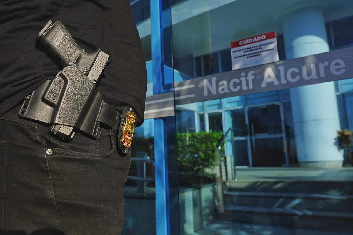 Operação da Receita Federal e da Polícia Federal - crime fiscal - Edifício Nacif Alcure, orla de Itaparica, VV por Fernando Madeira