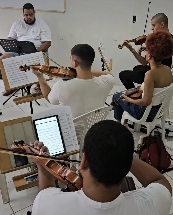 Projeto oferece aulas de violino e outros instrumentos