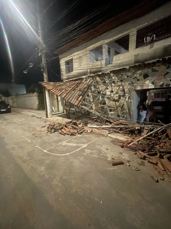 Telhado ficou destruído após acidente