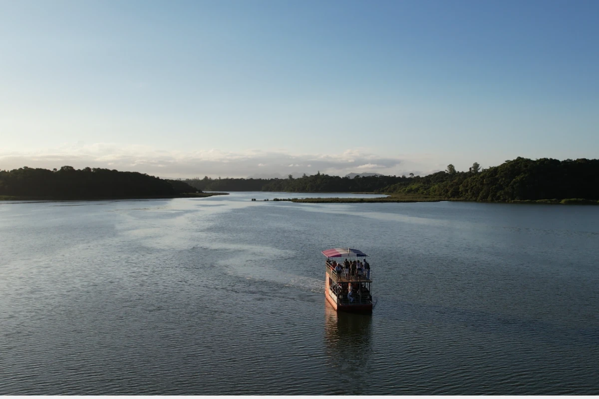 Uma dica de passeio é a chalana da Lagoa Juara, em Jacaraípe