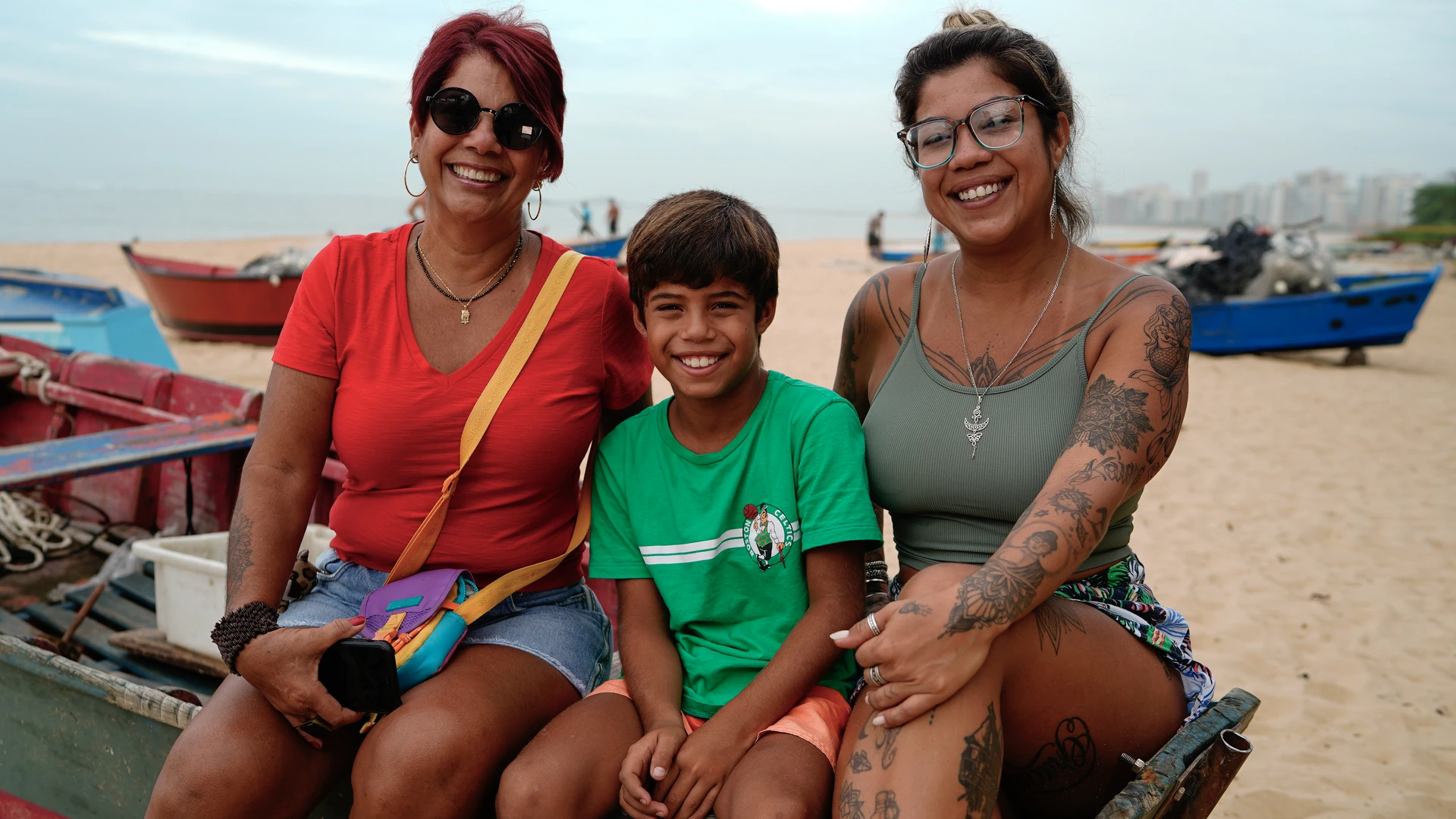 Kaíque, o menino que pesca com as mãos