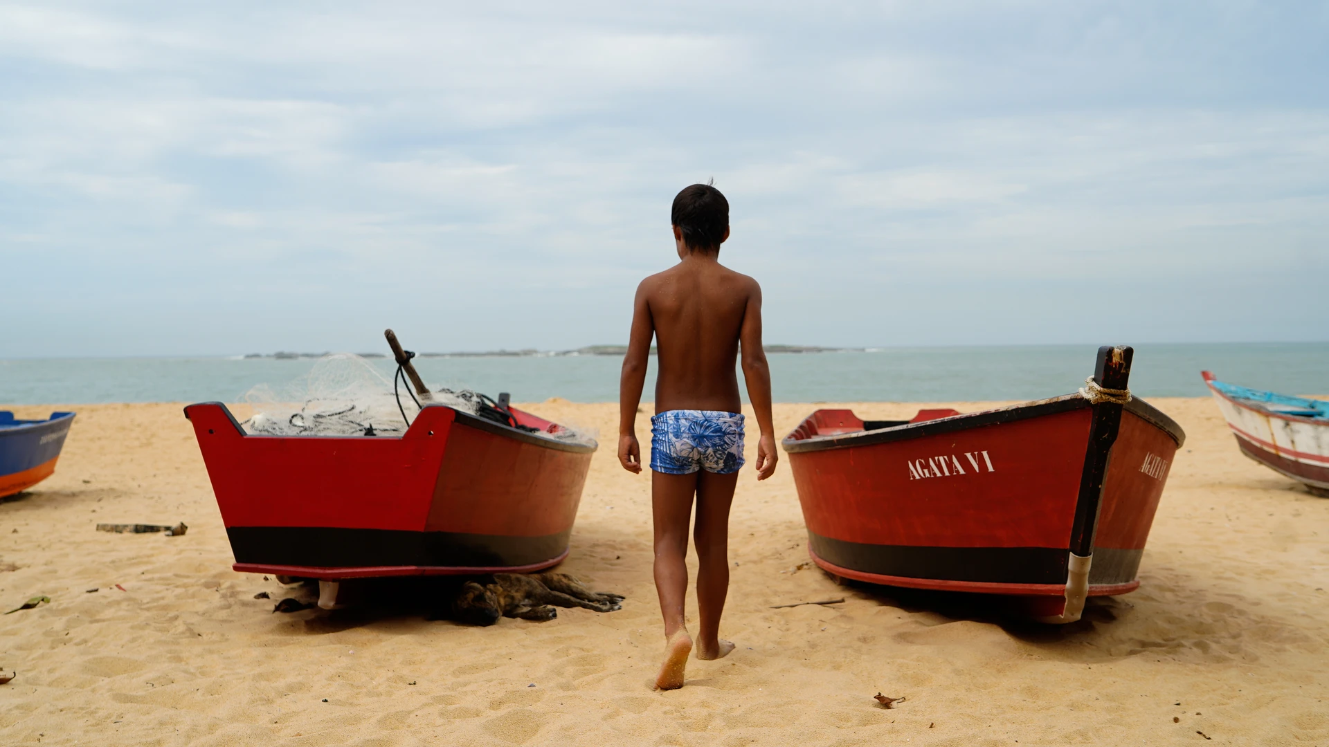 Kaíque, o menino que pesca com as mãos