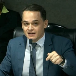 Veja também: articulador do prefeito foi à filiação de Hartung; vem aí um livro do ex-governador com prefácio de Luciano Huck; Arnaldinho Borgo comemora apoio; TJES vai reservar vagas para mulheres