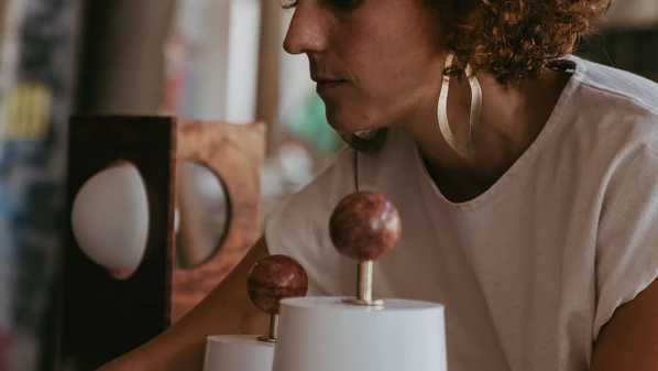 Com peças que exploram a brasilidade, a designer Natalia Scarpati conta como suas origens refletem diretamente em seu processo criativo e como é levar seu trabalho para o outro lado do oceano