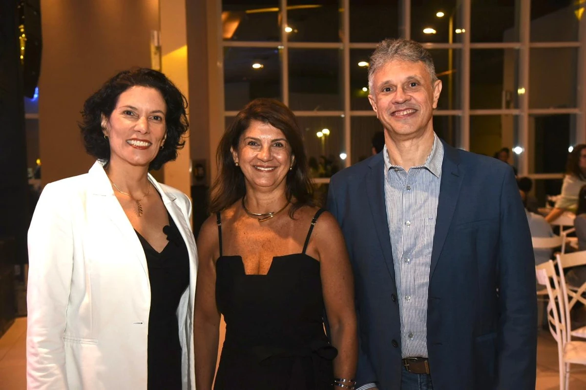Carolina Bonadiman Esteves, a presidente da AJUDES, Maria Aparecida Peixoto Concinio Azevedo, e o advogado José Geraldo Pinto Jr.