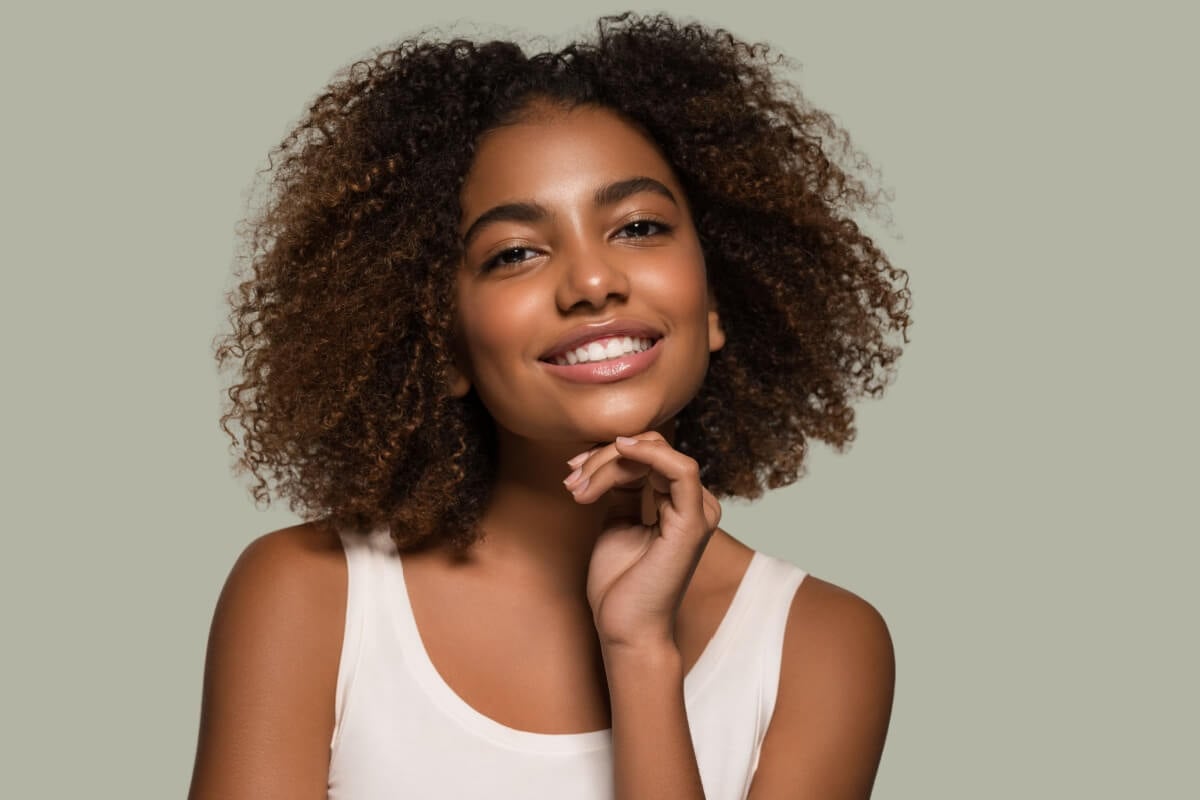 A maquiagem natural realça os traços do rosto (Imagem: Irina Bg | Shutterstock)