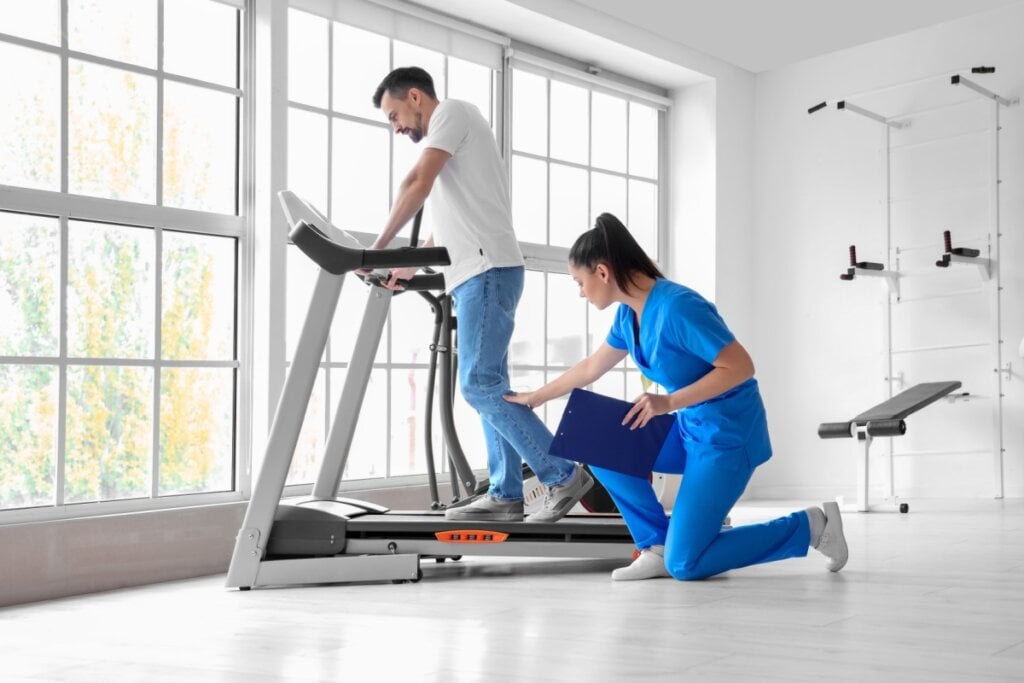 Caminhar para trás na esteira pode ajudar em momentos de reabilitação (Imagem: Pixel-Shot | Shutterstock)