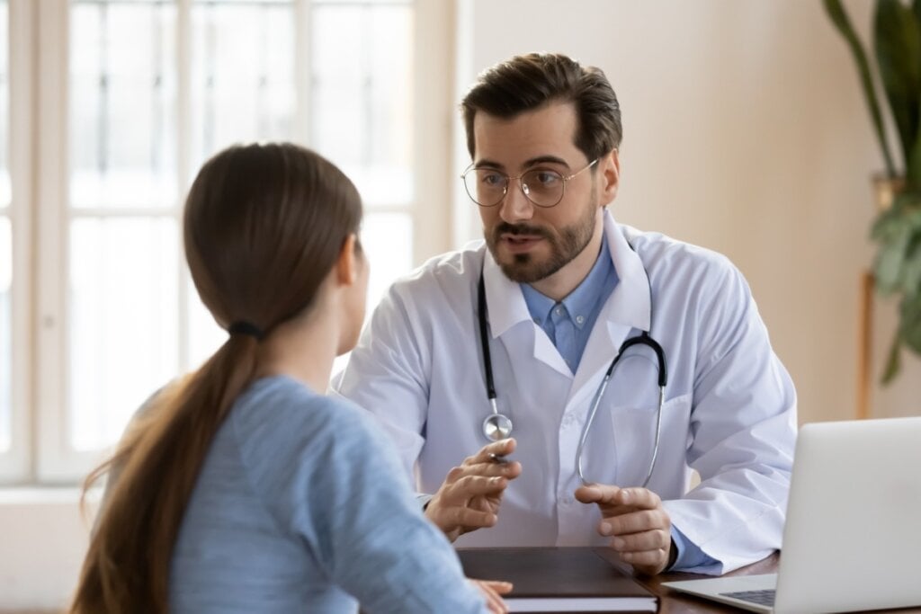 Em casos de infecção que voltam com frequência, consultar um especialista pode ajudar a identificar a resistência bacteriana e escolher o tratamento mais adequado (Imagem: fizkes | Shutterstock) 