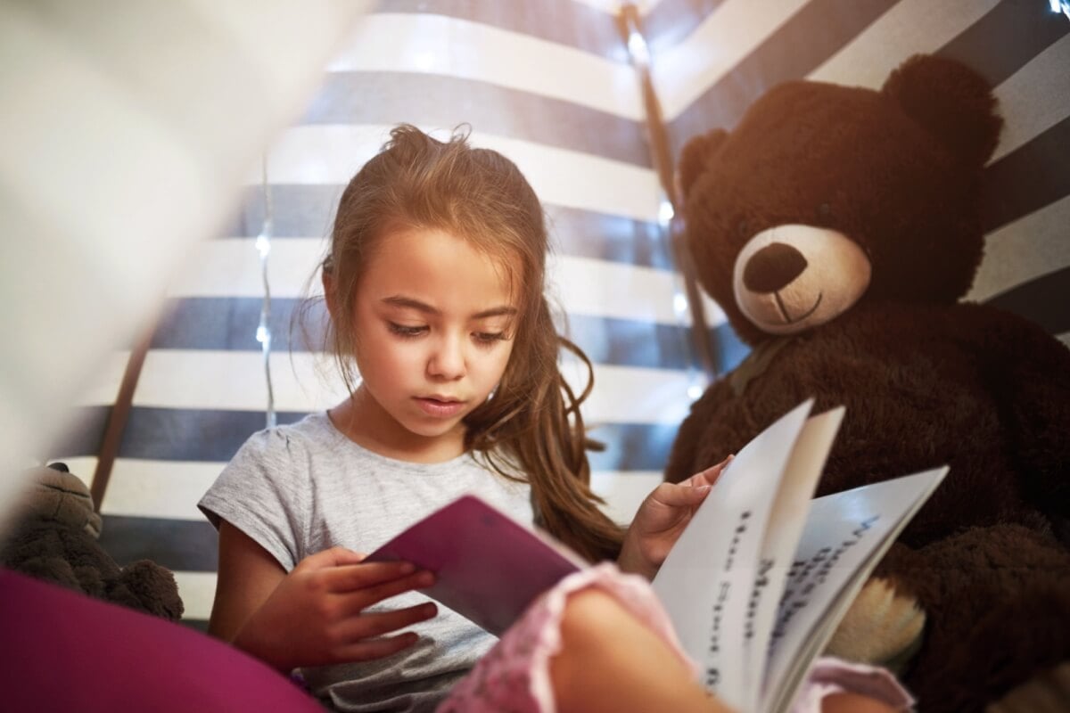 Os livros marcam a infância de uma forma duradoura (Imagem: PeopleImages.com - Yuri A | Shutterstock) 