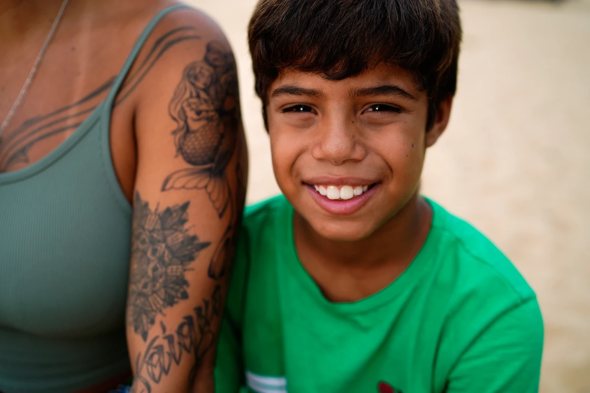 Kaíque, o menino que pesca com as mãos