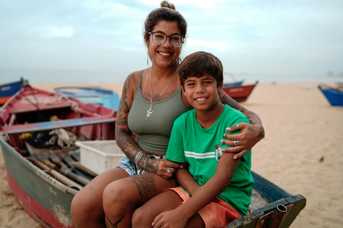 Kaíque, o menino que pesca com as mãos