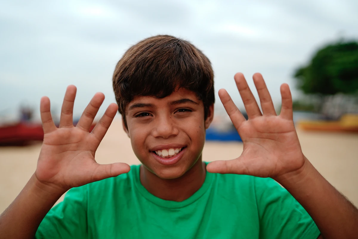 Kaíque, o menino que pesca com as mãos