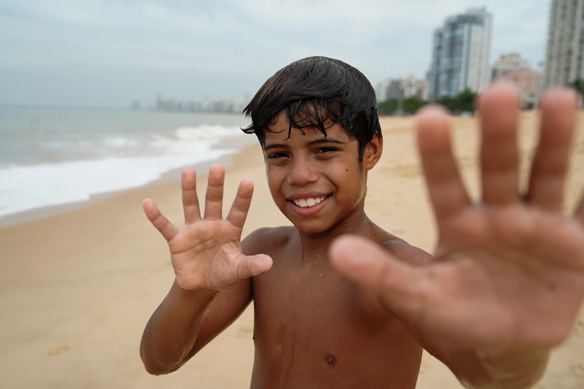 Kaíque, de 9 anos, já é conhecido como o menino que pesca com as mãos em Vila Velha