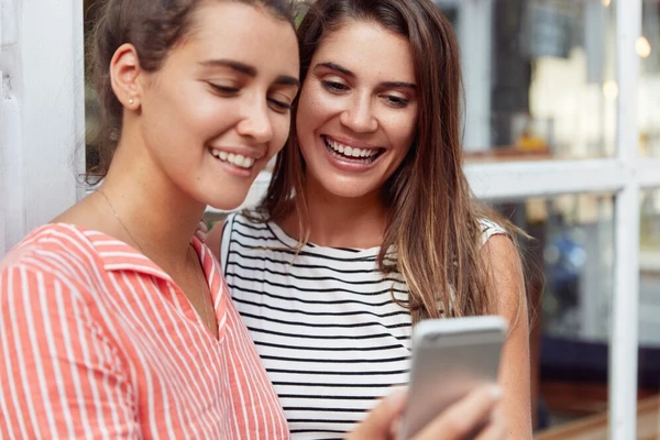 Mãe e filha; amigas; mulheres; celular