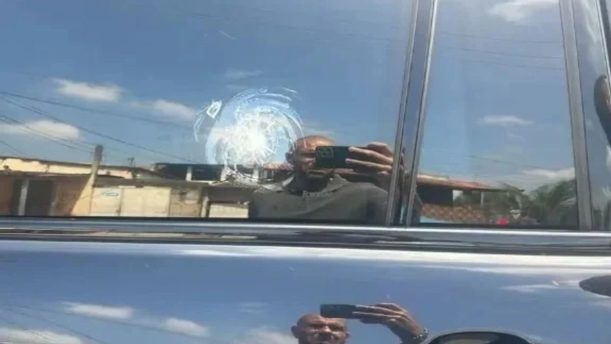 Carro blindado de deputado federal do Rio de Janeiro é atingido por tiros