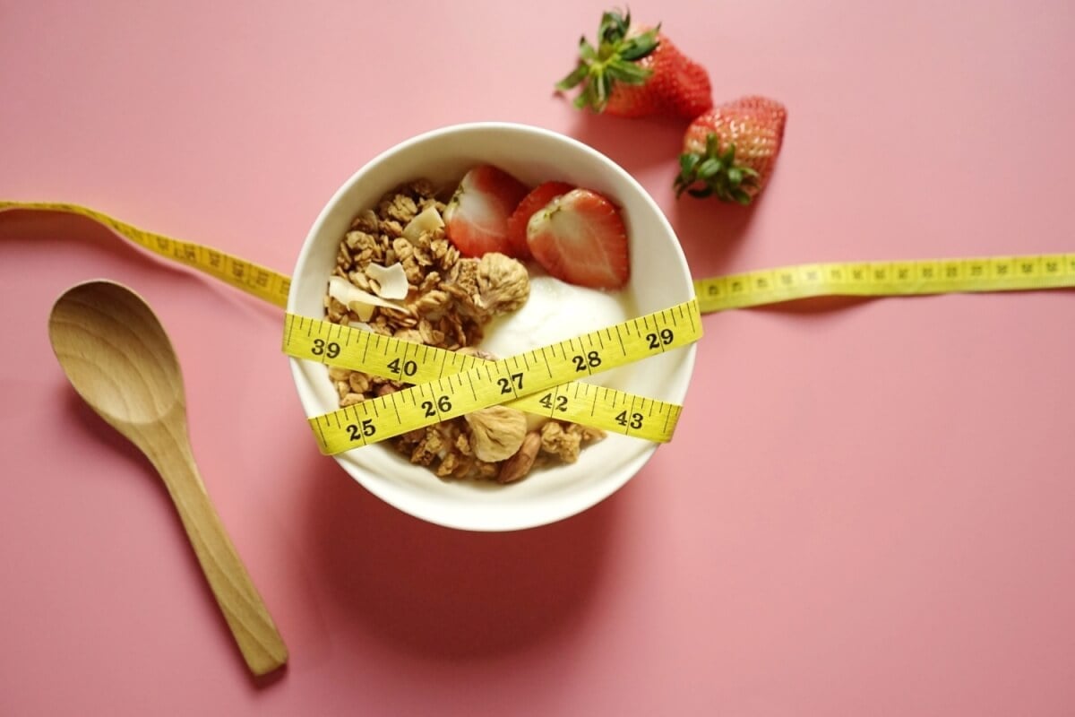 A alimentação pode ajudar a combater a gordura abdominal (Imagem: Boontoom Sae-Kor | Shutterstock)