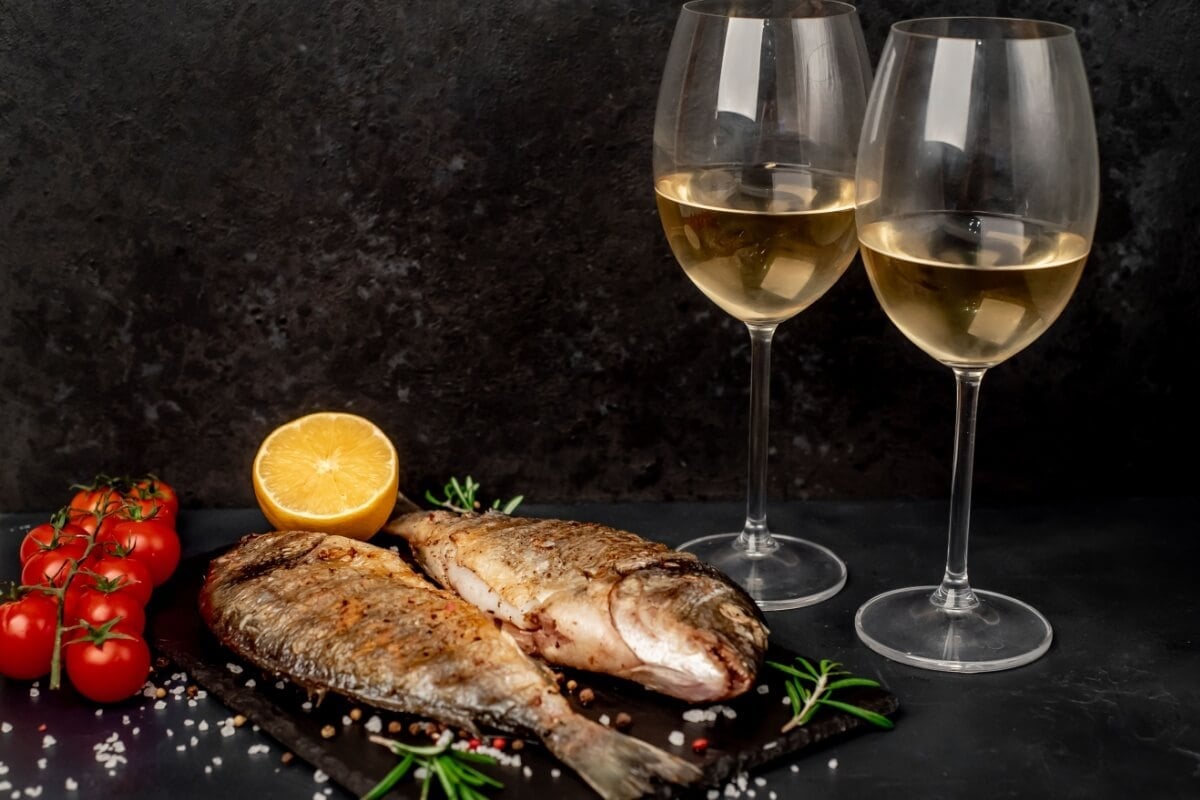 A combinação de peixe com vinho torna o almoço da Sexta-Feira Santa especial (Imagem: aleksandr talancev | Shutterstock) 