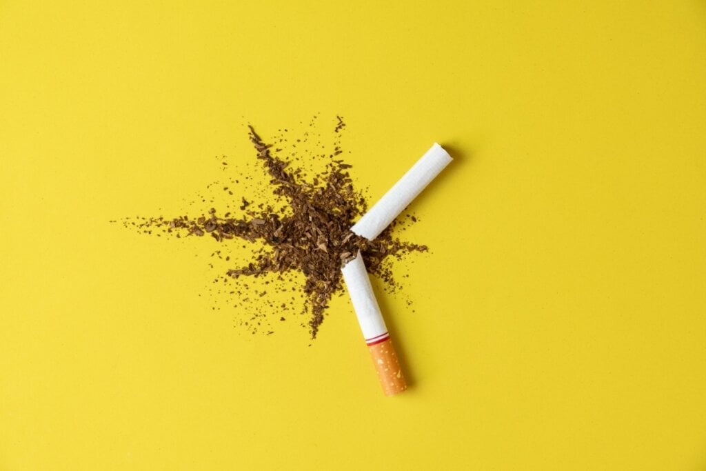 O tabagismo está entre os principais fatores de risco para o câncer de esôfago (Imagem: nawamin | Shutterstock)