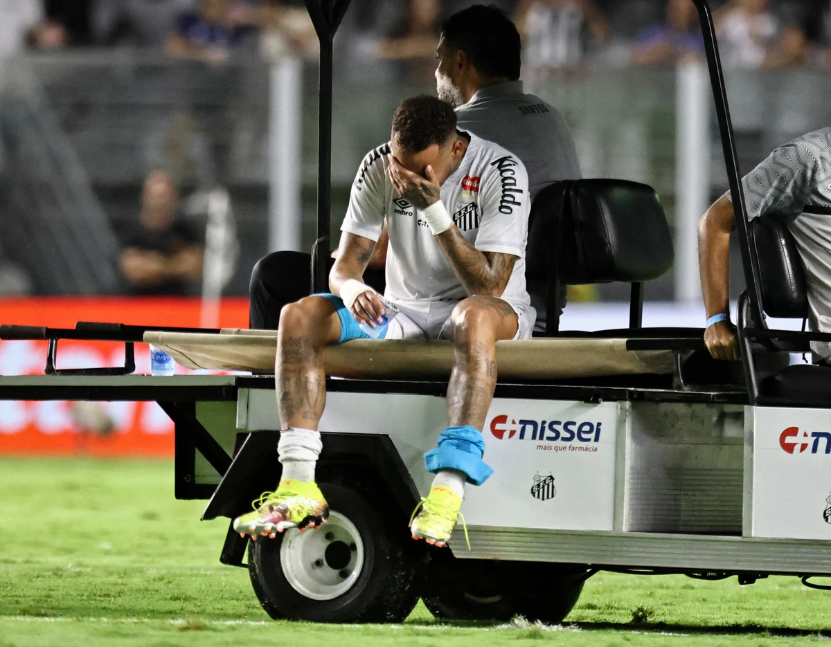 Neymar se lesionou novamente contra o Atlético MG