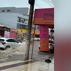 Uma bomba precisou ser utilizada para fazer o escoamento da água acumulada na via