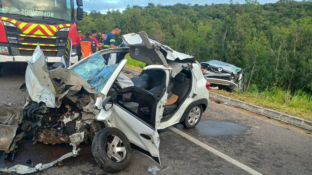 Cavalo invade pista e provoca acidente entre dois carros em Anchieta 