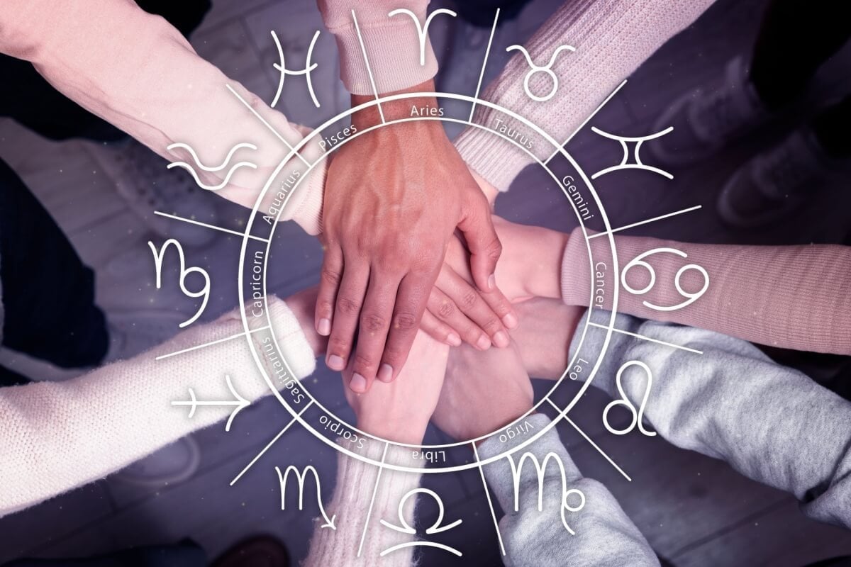 Entre conversas, cuidados e aventuras, os signos se expressam de jeitos distintos nas amizades (Imagem: New Africa | Shutterstock)