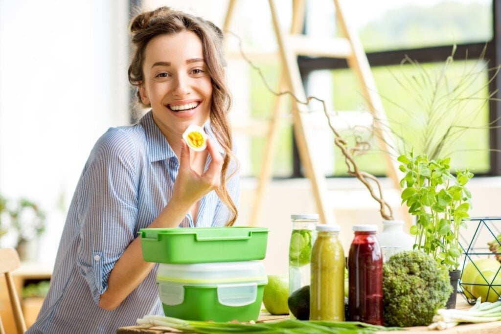 O ovo é um alimento que ajuda a aumentar a sensação de saciedade (Imagem: RossHelen | Shutterstock)