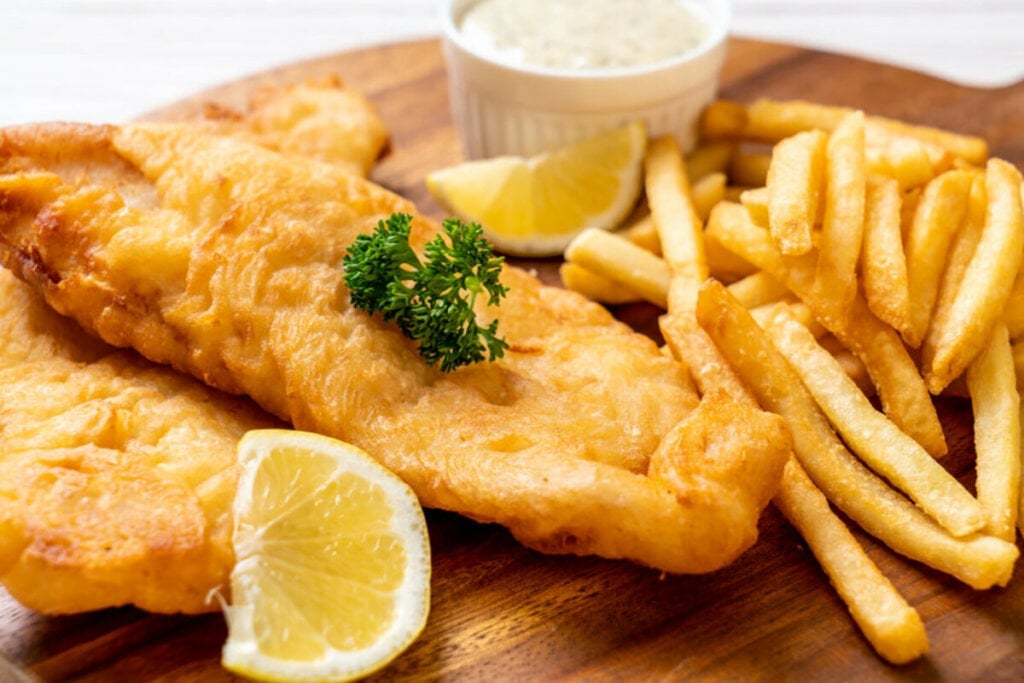 Peixe frito com batata frita (Imagem: Gowithstock | Shutterstock)