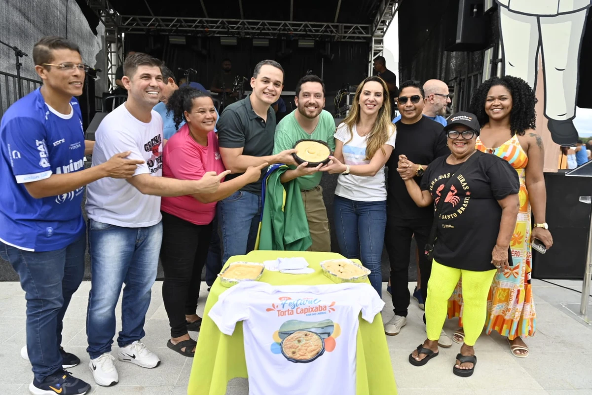 Pazolini ao lado de vereadores e da vice, Cris Samorini, ao sancionar a lei da torta capixaba