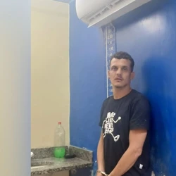 Segundo informações da PMRJ, Makauly Rodrigues Moura, que era procurado por roubo, estava no Rio de Janeiro atuando como gerente do tráfico na Travessa José Lucas, que fica no interior da Vila Cruzeiro, no Complexo da Penha