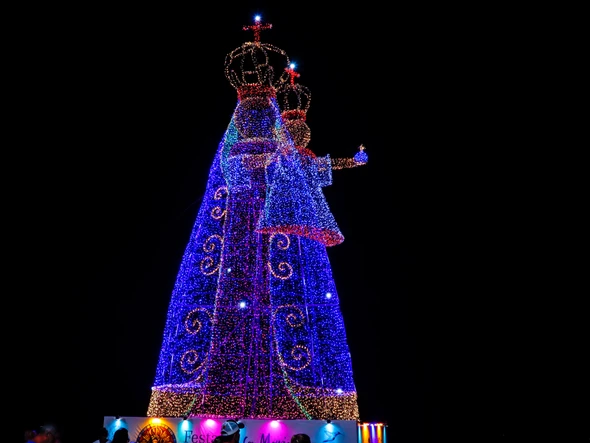 Santa Iluminada em Vila Velha, na orla da Praia da Costa por Danilo Luca Martins