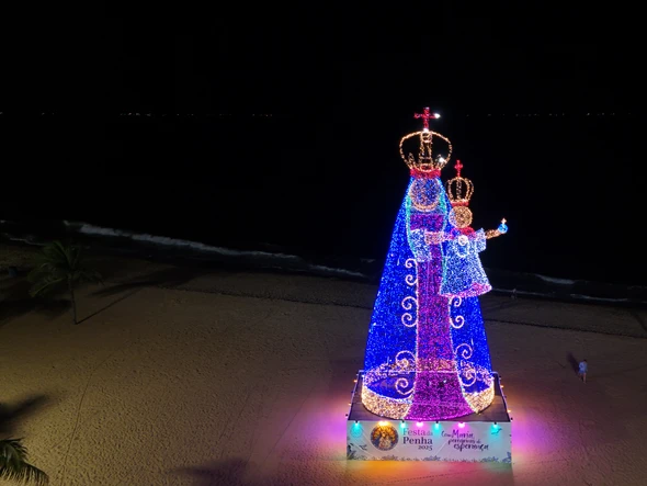 Santa Iluminada em Vila Velha, na orla da Praia da Costa por Danilo Luca Martins