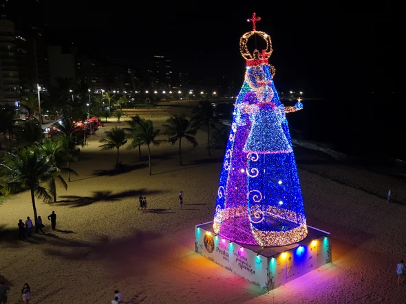 Santa Iluminada em Vila Velha, na orla da Praia da Costa por Danilo Luca Martins