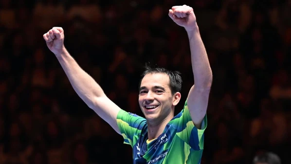 Hugo Calderano avançou à semifinal e garantiu a primeira medalha de um brasileiro no Mundial de tênis de mesa