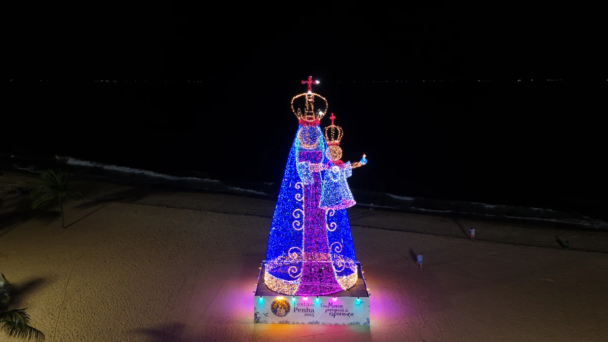 Santa Iluminada em Vila Velha, na orla da Praia da Costa